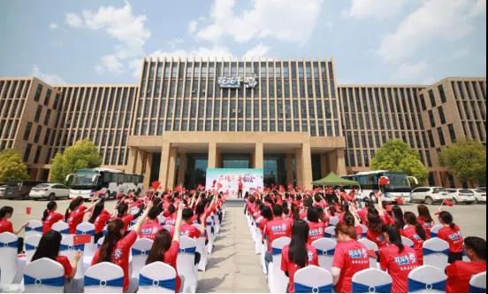 做白色的牛奶，創(chuàng)紅色的企業(yè)，花花牛乳業(yè)集團(tuán)青春歌會(huì)慶祝建黨100周年