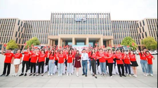 做白色的牛奶，創(chuàng)紅色的企業(yè)，花花牛乳業(yè)集團(tuán)青春歌會(huì)慶祝建黨100周年