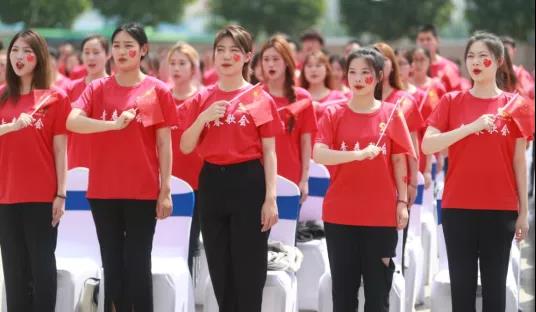 做白色的牛奶，創(chuàng)紅色的企業(yè)，花花牛乳業(yè)集團(tuán)青春歌會(huì)慶祝建黨100周年