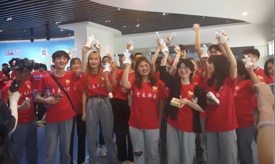 做白色的牛奶，創(chuàng)紅色的企業(yè)，花花牛乳業(yè)集團(tuán)青春歌會(huì)慶祝建黨100周年