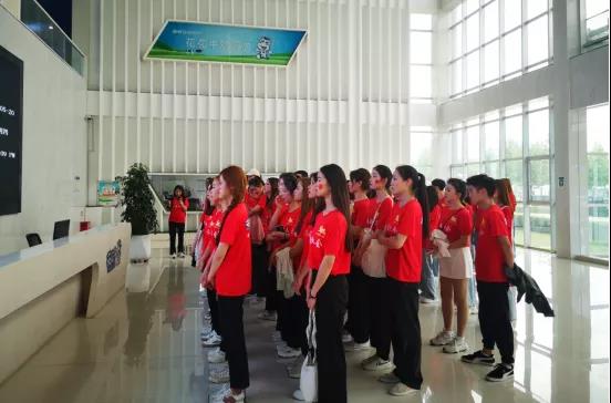 做白色的牛奶，創(chuàng)紅色的企業(yè)，花花牛乳業(yè)集團(tuán)青春歌會(huì)慶祝建黨100周年