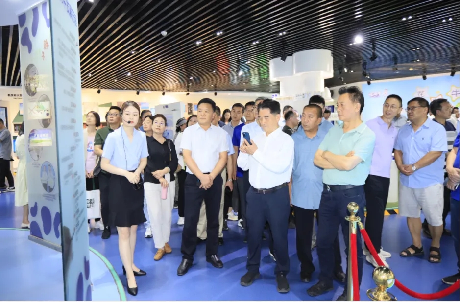 花花牛丨中國(guó)人民大學(xué)河南校友會(huì)蒞臨花花牛參觀座談 花花牛丨中國(guó)人民大學(xué)河南校友會(huì)蒞臨花花牛參觀座談