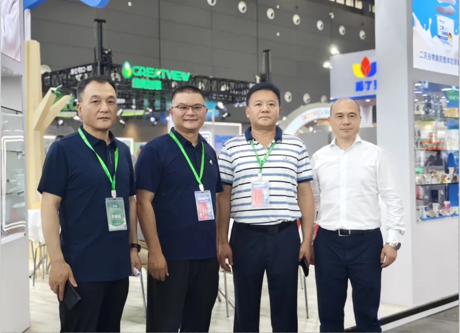 花花牛乳業(yè)集團(tuán)黨委書(shū)記、董事長(zhǎng)唐洪峰一行參加中國(guó)乳制品工業(yè)協(xié)會(huì)第三十次年會(huì)暨2024中國(guó)（國(guó)際）乳業(yè)技術(shù)博覽會(huì)