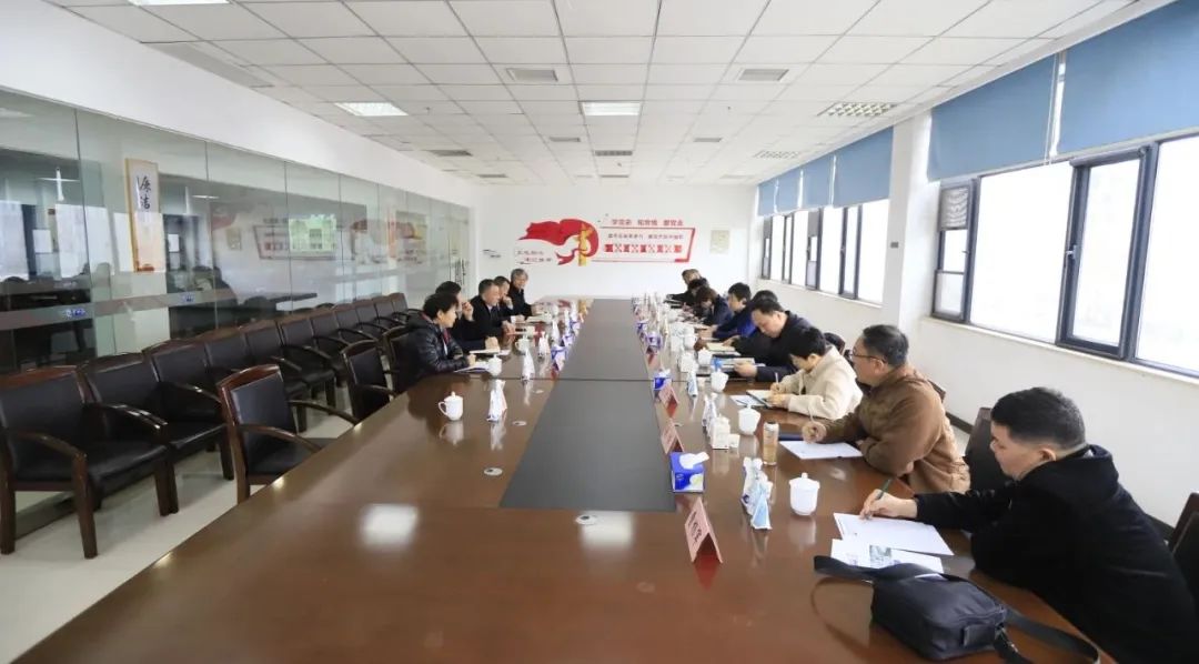 河南省發(fā)展改革委價(jià)調(diào)處副處長馬冰一行蒞臨花花牛乳業(yè)集團(tuán)參觀調(diào)研 河南省發(fā)展改革委價(jià)調(diào)處副處長馬冰一行蒞臨花花牛乳業(yè)集團(tuán)參觀調(diào)研