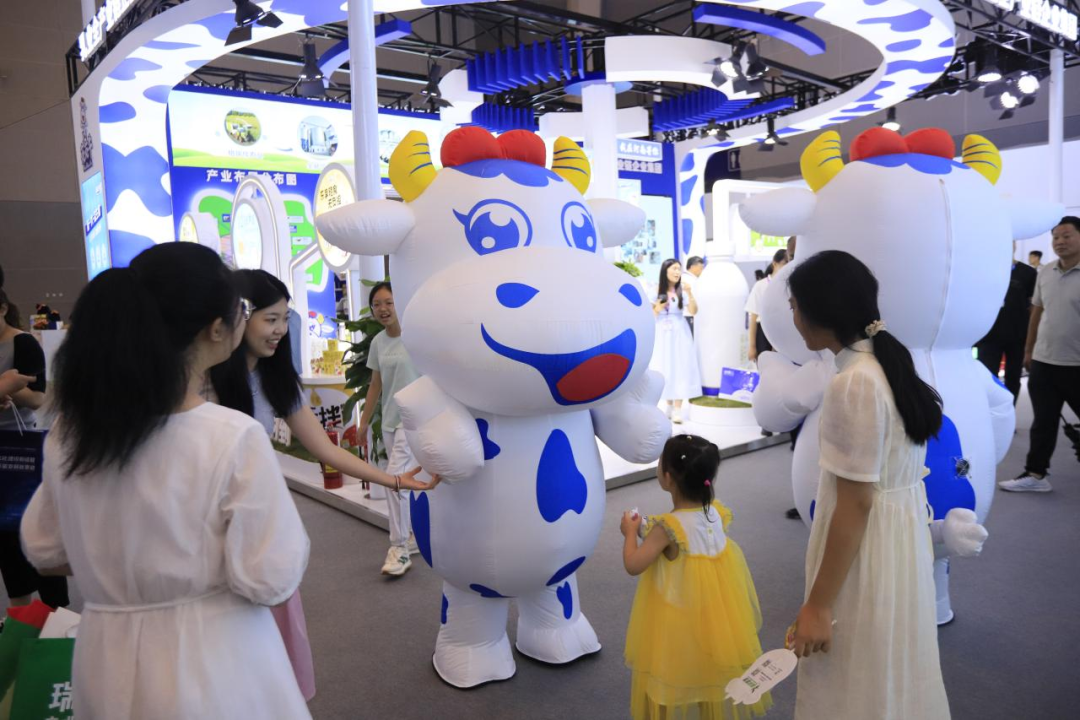 啟航新征程 點亮新賽道丨花花牛乳業(yè)集團參加第十四屆中國奶業(yè)大會暨D20峰會，榮獲“中國乳制品生產企業(yè)現(xiàn)代化等級5A級”評定殊榮