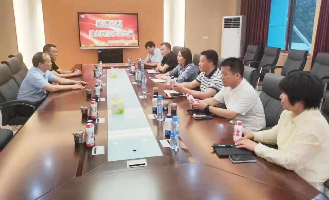 參觀拓思路 交流促發(fā)展 | 集團(tuán)領(lǐng)導(dǎo)參加中乳協(xié)第二十九次年會(huì)暨中國(國際)乳業(yè)技術(shù)博覽會(huì)并到江西陽光乳業(yè)參觀座談 參觀拓思路 交流促發(fā)展 | 集團(tuán)領(lǐng)導(dǎo)參加中乳協(xié)第二十九次年會(huì)暨中國(國際)乳業(yè)技術(shù)博覽會(huì)并到江西陽光乳業(yè)參觀座談