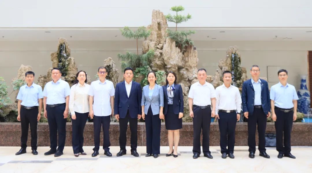 揚(yáng)帆起航 譜寫絢麗新篇章 | 花花牛乳業(yè)集團(tuán)新一屆董事會成立并召開中高層以上領(lǐng)導(dǎo)干部會議