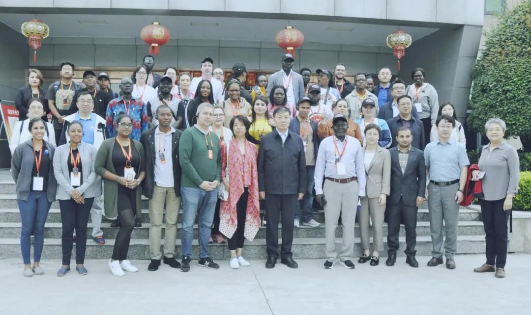 北京大學南南合作與發(fā)展學院教授、全球伙伴關(guān)系主任周詠梅一行蒞臨花花牛平輿瑞亞牧業(yè)參觀調(diào)研