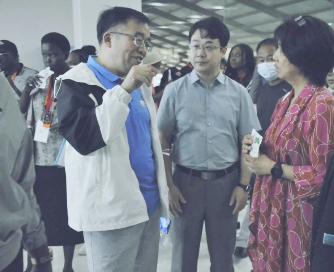 北京大學南南合作與發(fā)展學院教授、全球伙伴關(guān)系主任周詠梅一行蒞臨花花牛平輿瑞亞牧業(yè)參觀調(diào)研