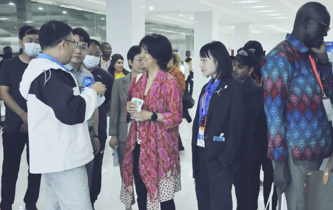 北京大學南南合作與發(fā)展學院教授、全球伙伴關(guān)系主任周詠梅一行蒞臨花花牛平輿瑞亞牧業(yè)參觀調(diào)研