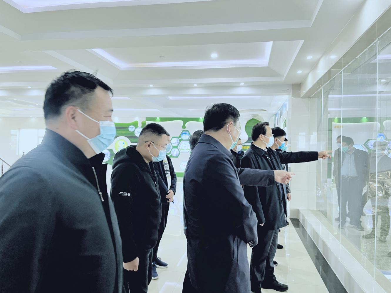 河南省人大常委會黨組書記、副主任孔昌生蒞臨花花牛魯山瑞亞牧場參觀調(diào)研