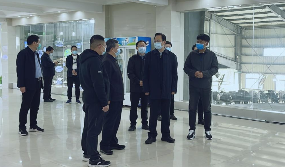 河南省人大常委會黨組書記、副主任孔昌生蒞臨花花牛魯山瑞亞牧場參觀調(diào)研