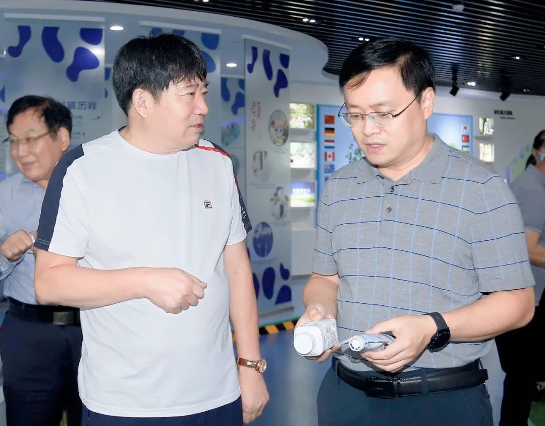 快訊|社旗縣人民政府縣長關(guān)文波一行蒞臨花花牛乳業(yè)集團參觀考察 快訊|社旗縣人民政府縣長關(guān)文波一行蒞臨花花牛乳業(yè)集團參觀考察