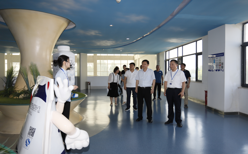 快訊|鄭州市二七區(qū)委副書記、區(qū)長虎榮鑫蒞臨河南花花牛乳業(yè)集團調研