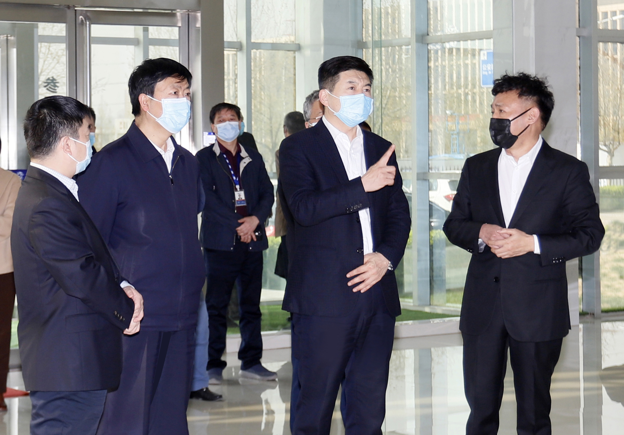 河南省委常委、副省長(zhǎng)費(fèi)東斌蒞臨 花花牛乳業(yè)集團(tuán)調(diào)研