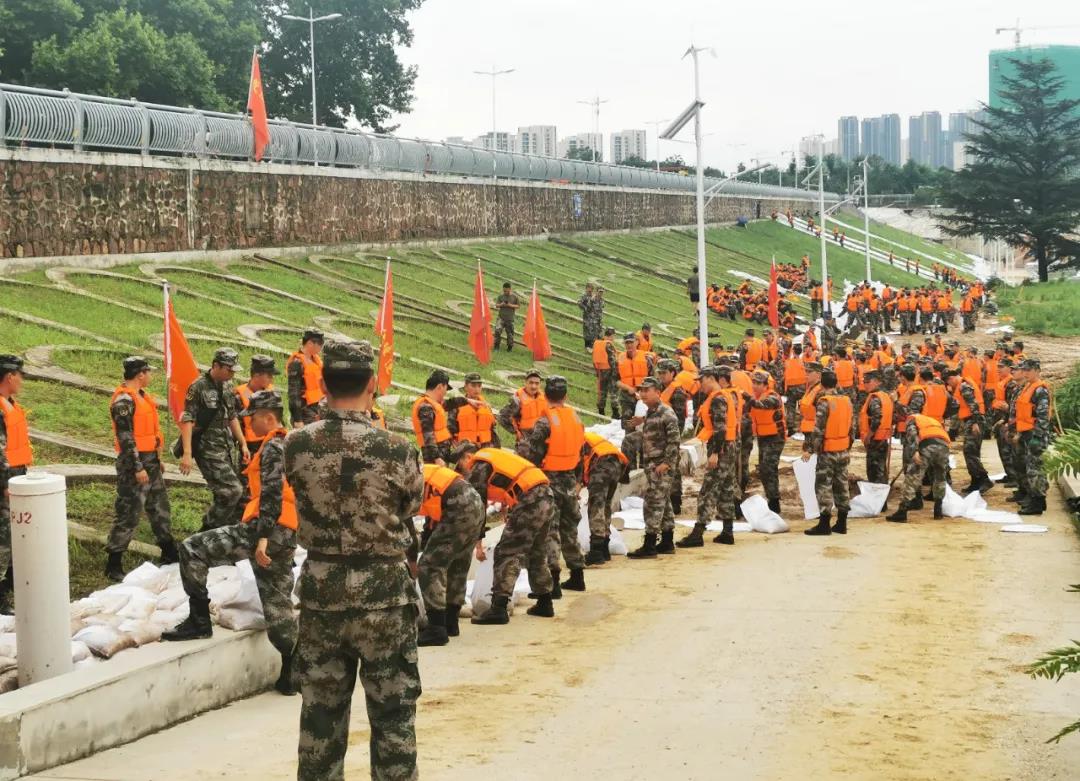 大雨無情人有情！花花牛乳業(yè)慰問常莊水庫抗洪搶險官兵