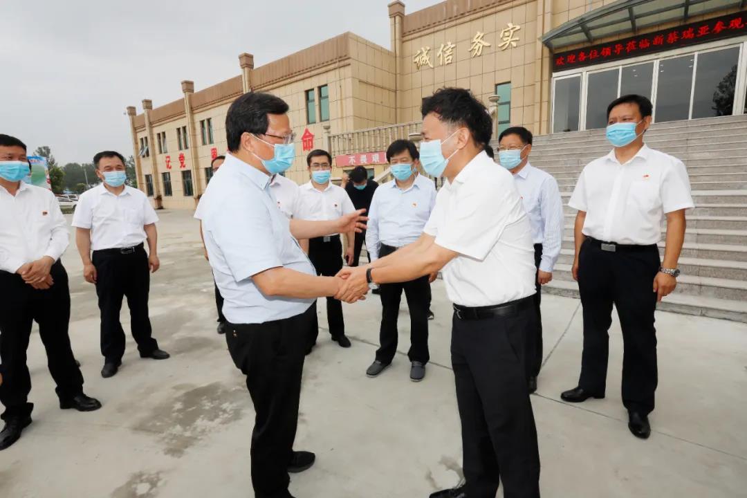 快訊 | 河南省委常委、省紀(jì)委書記、省監(jiān)委主任任正曉蒞臨花花牛乳業(yè)集團(tuán)新蔡瑞亞牧場(chǎng)調(diào)研