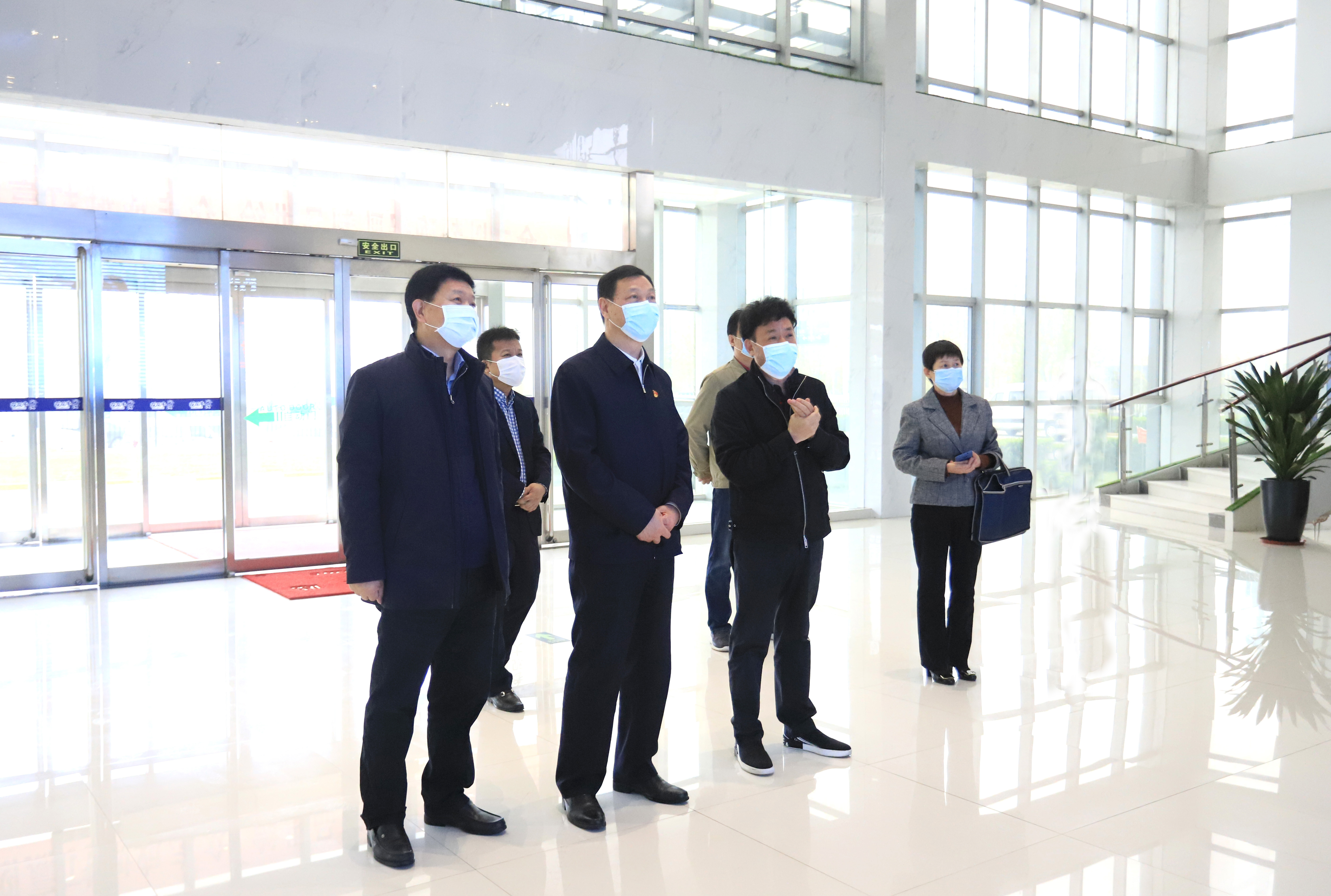 河南省委農(nóng)辦主任、農(nóng)業(yè)農(nóng)村廳廳長申延平一行調(diào)研河南花花牛乳業(yè)集團(tuán)