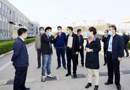 鄭州市人大副主任孫黎、市政府副市長李喜安一行 蒞臨花花牛開展“三送一強(qiáng)”活動(dòng)