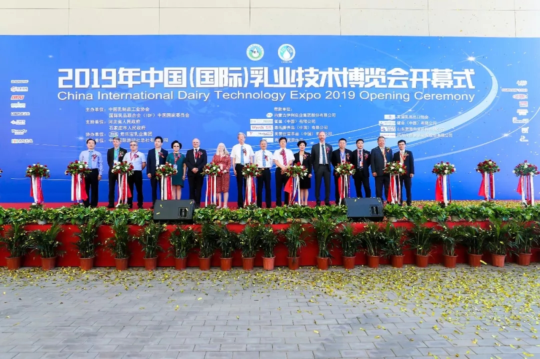 中國(guó)乳制品工業(yè)協(xié)會(huì)第二十五次年會(huì)召開！花花?？偛枚T峰獲“振興乳業(yè)領(lǐng)軍人”榮譽(yù)稱號(hào)