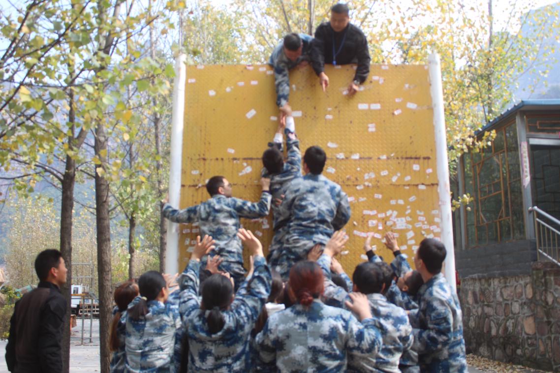 組織開展戶外拓展訓(xùn)練活動(dòng) 組織開展戶外拓展訓(xùn)練活動(dòng)