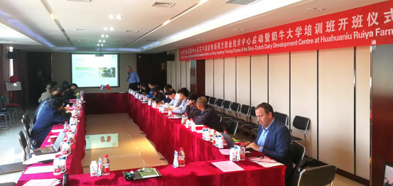 中原地區(qū)首個(gè)“荷蘭奶業(yè)技術(shù)中心”落戶花花牛 ——中荷奶業(yè)發(fā)展中心和河南花花牛攜手助力中國奶業(yè)發(fā)展 中原地區(qū)首個(gè)“荷蘭奶業(yè)技術(shù)中心”落戶花花牛 ——中荷奶業(yè)發(fā)展中心和河南花花牛攜手助力中國奶業(yè)發(fā)展