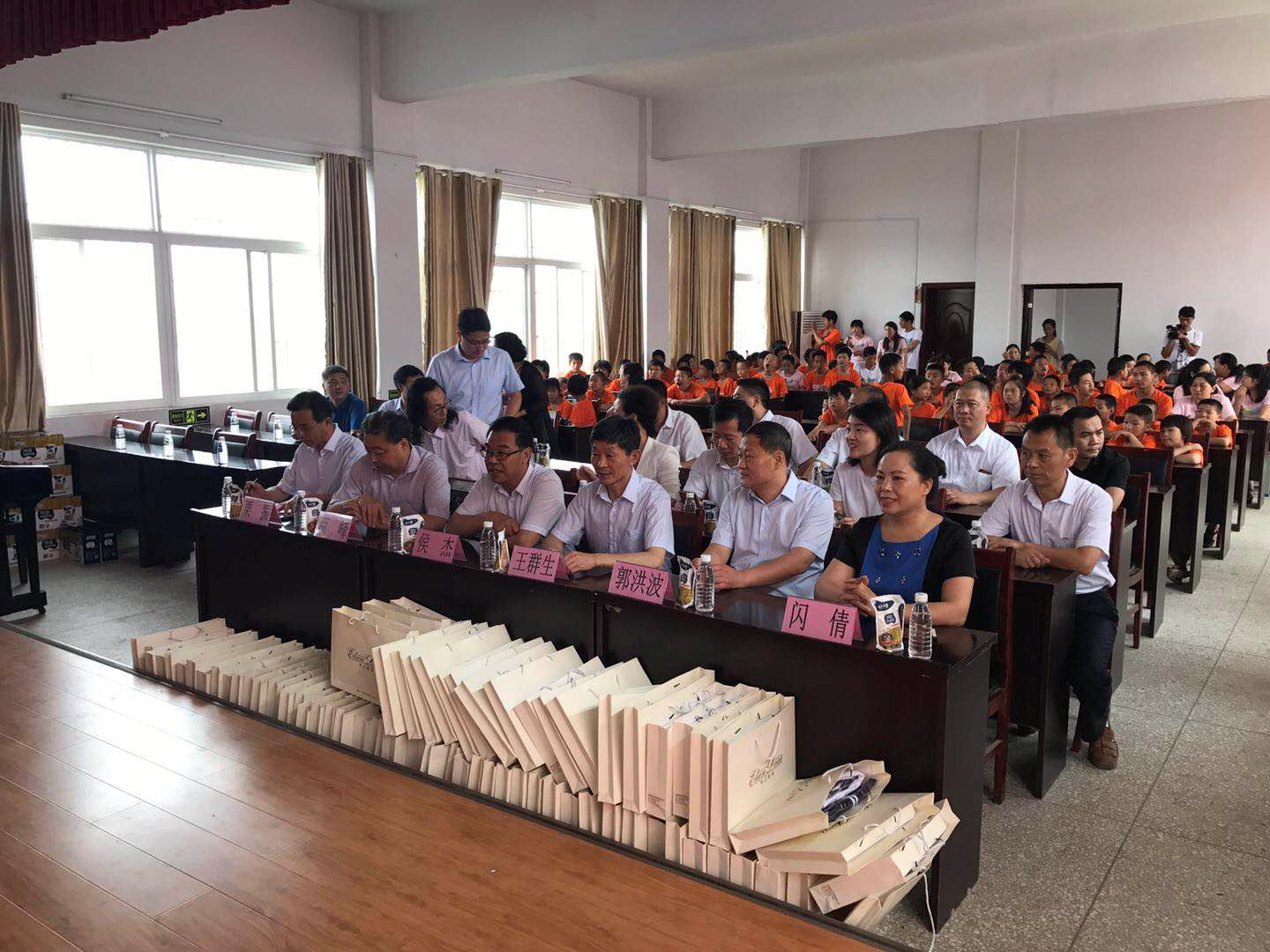 “關愛特殊兒童，讓愛灑滿人間—花花牛乳業(yè)集團2018中國小康牛奶行動” 公益助學泌陽捐贈儀式