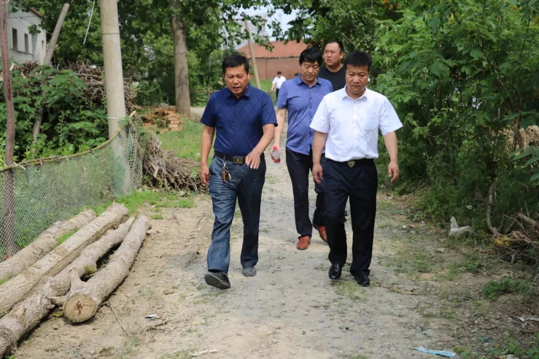 花花牛乳業(yè)集團(tuán)走訪(fǎng)慰問(wèn)貧困戶(hù) 結(jié)對(duì)幫扶暖人心