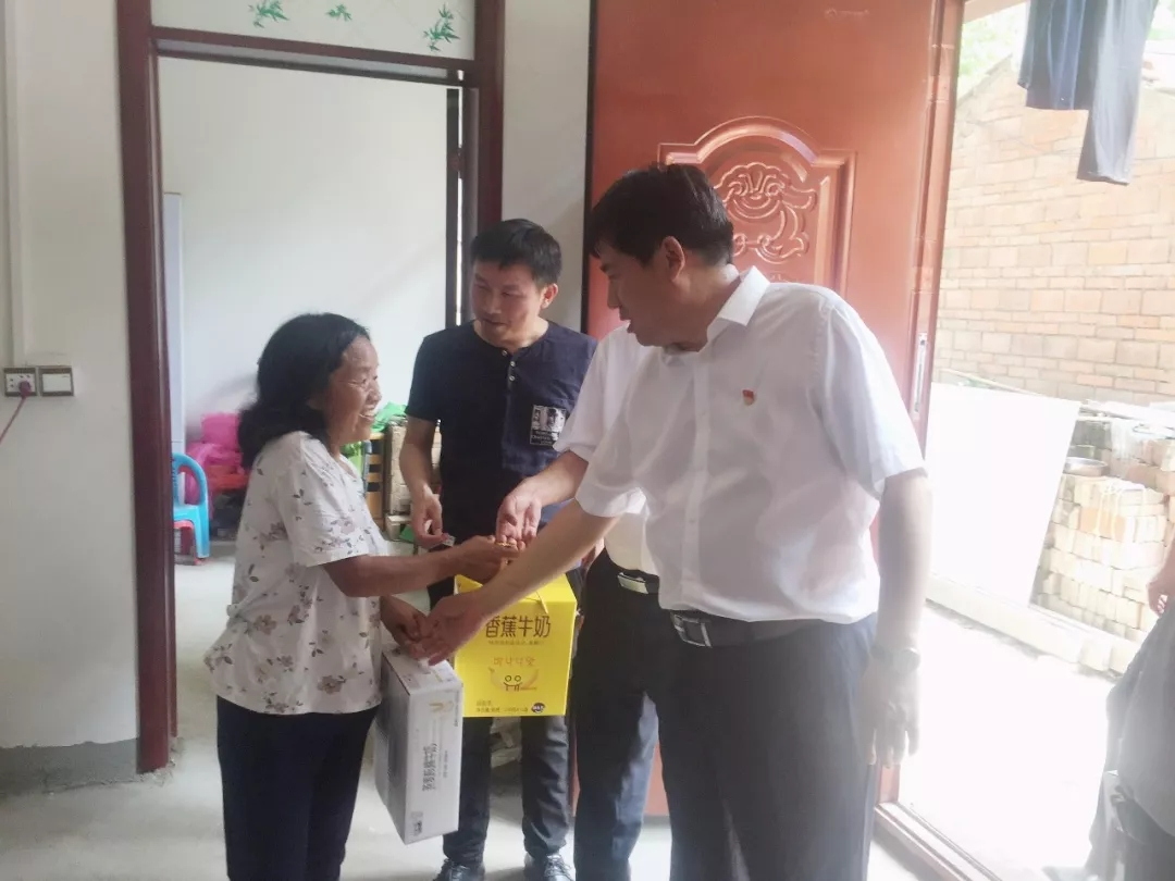 花花牛乳業(yè)集團(tuán)走訪(fǎng)慰問(wèn)貧困戶(hù) 結(jié)對(duì)幫扶暖人心