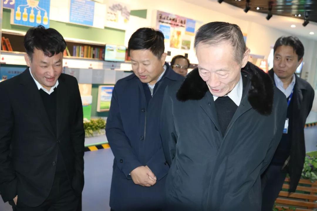 中國奶業(yè)協(xié)會高鴻賓會長蒞臨花花牛指導(dǎo)工作 中國奶業(yè)協(xié)會高鴻賓會長蒞臨花花牛指導(dǎo)工作