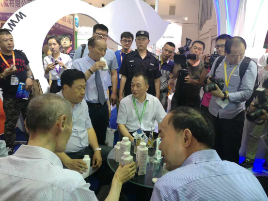 花花牛牛氣沖天！農(nóng)業(yè)部長品嘗“領(lǐng)暢”點贊，又獲國際奶業(yè)平臺青睞