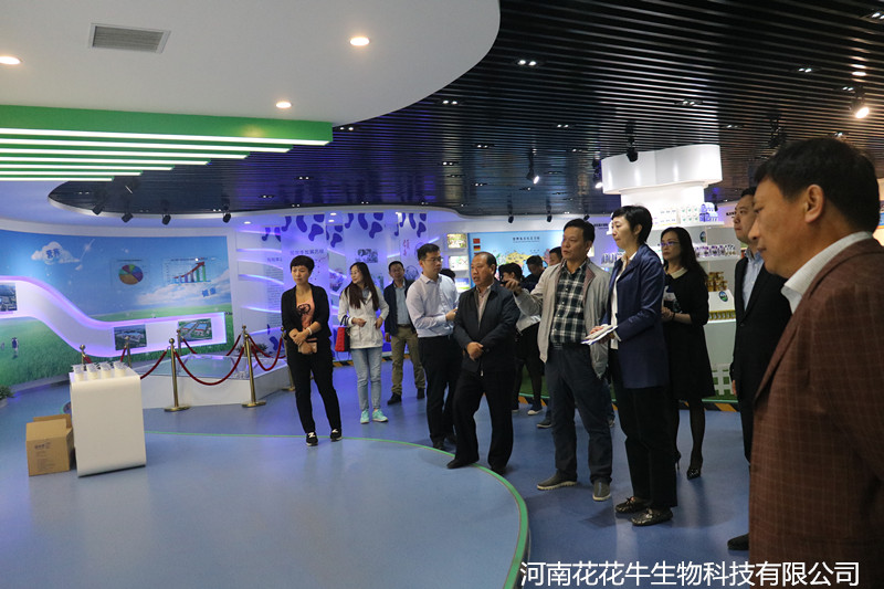 鄭州市二七區(qū)區(qū)委、統(tǒng)戰(zhàn)部部長(zhǎng)王玉紅蒞臨花花牛生物科技有限公司參觀指導(dǎo)