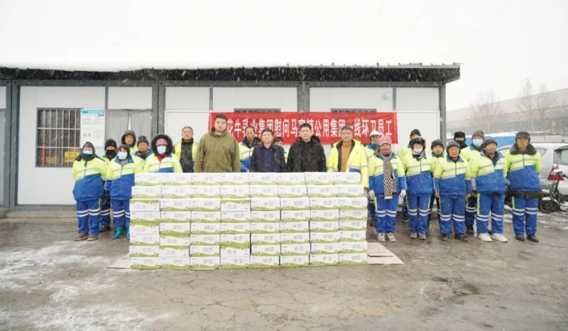 慰問一線環(huán)衛(wèi)工，禮贈新鮮花花牛