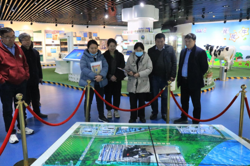 花花牛丨農業(yè)農村部食物與營養(yǎng)發(fā)展研究所調研組徐偉平一行蒞臨花花牛乳業(yè)集團考察調研