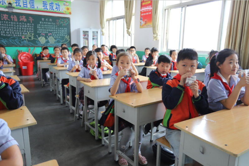 做好一杯放心奶 ——“花花?！背砷L記