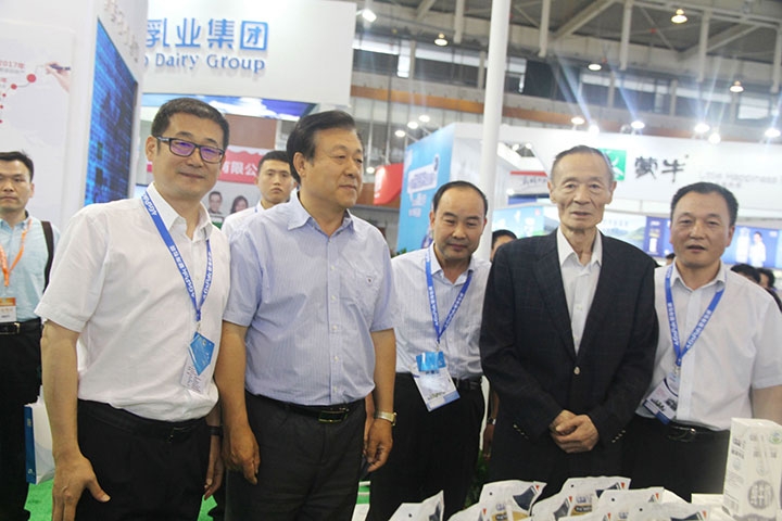 花花牛亮相第八屆中國奶業(yè)大會，又獲農(nóng)業(yè)部長一聲贊！