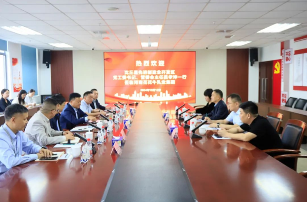 沈丘縣先進制造業(yè)開發(fā)區(qū)黨工委書記呂孝坤、金絲猴食品有限公司董事長李旸等一行到訪河南花花牛乳業(yè)集團